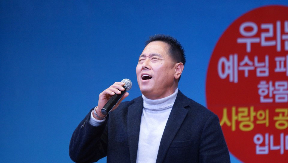 솔로_무대를_뽐내는_열창가수_홍용표_장로.JPG